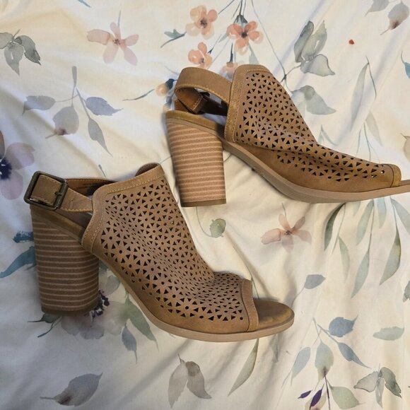 Universal Thread Womens Cognac Milliana Style High Heeled Cut Out Sandal Heel - Picture 7 of 9